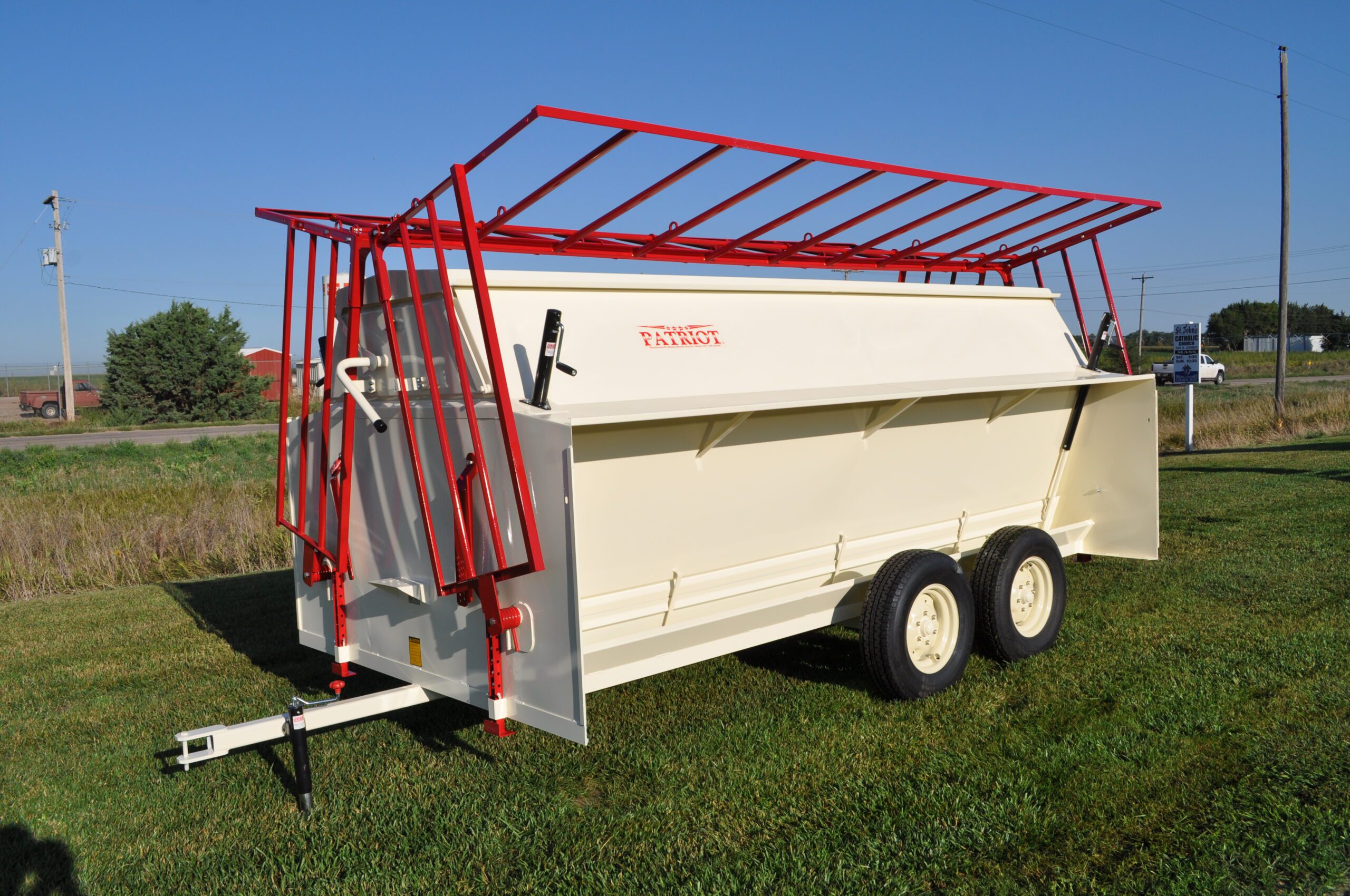 Patriot Creep Feeder 316 Bushel W/ Corral Gates Patriot Creep Feeder 316 Bushel W/ Corral Gates